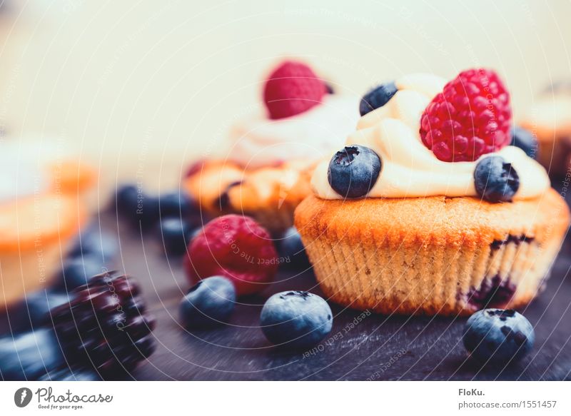 Lensbaby Cupcake Food Fruit Dough Baked goods Cake Dessert Nutrition To have a coffee Organic produce Finger food Delicious Sweet Blueberry Raspberry Slate
