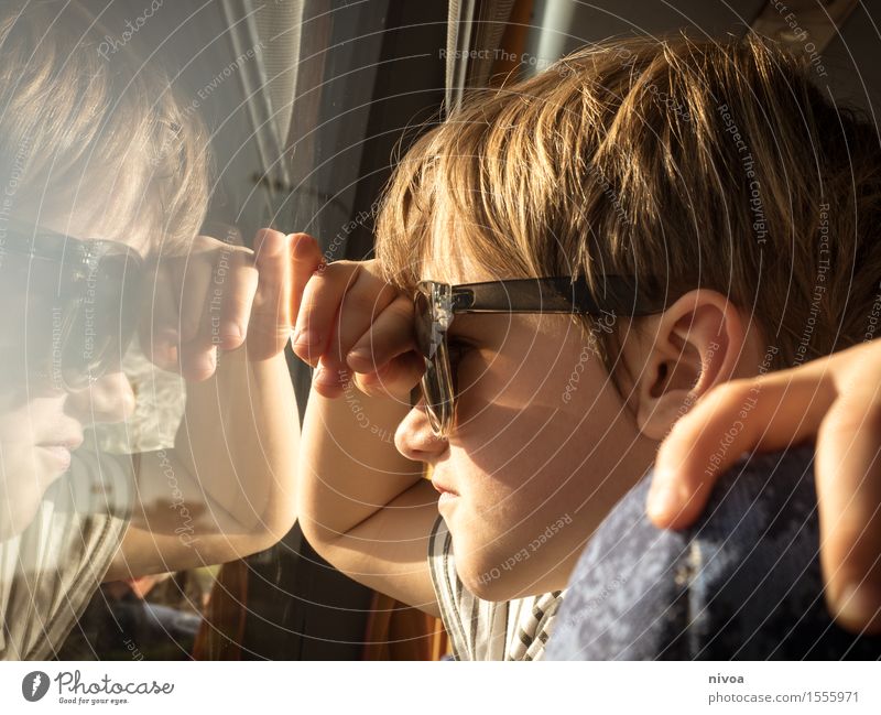 transparency Human being Masculine Child Boy (child) Hand 1 3 - 8 years Infancy Sun Sunlight Beautiful weather Bus T-shirt Sunglasses Blonde Glass Observe