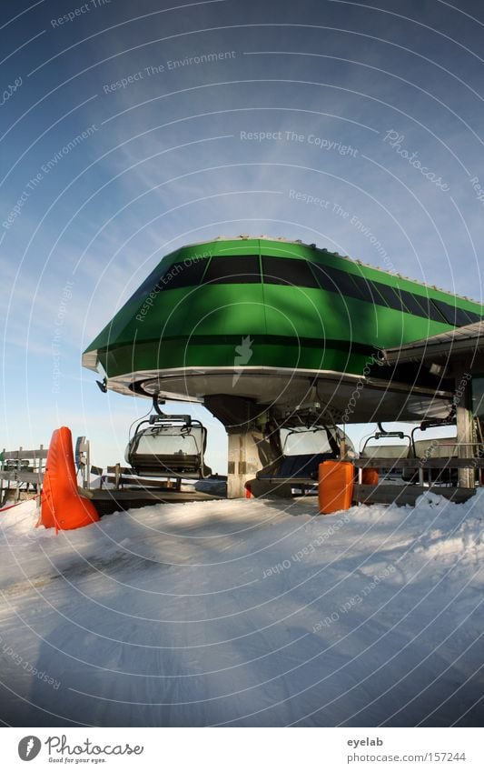 Landed Sky Clouds Building House (Residential Structure) Ski lift UFO Extraterrestrial being Green Window Round Vaulting Shadow Electrical equipment Technology