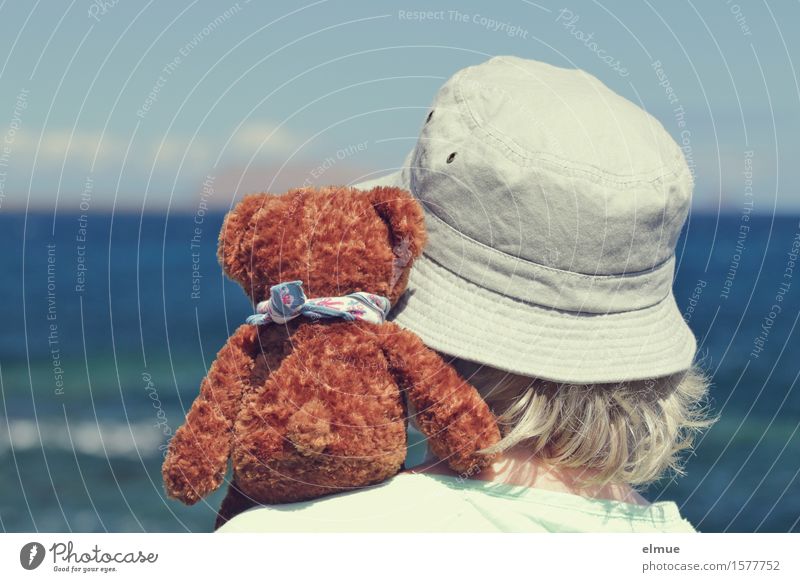 Teddy Per on holiday (5) Feminine Woman Adults 1 Human being Sky Sun Beautiful weather Ocean Toys Teddy bear Cuddly toy Hat Hat brim Looking Sit Blonde Together