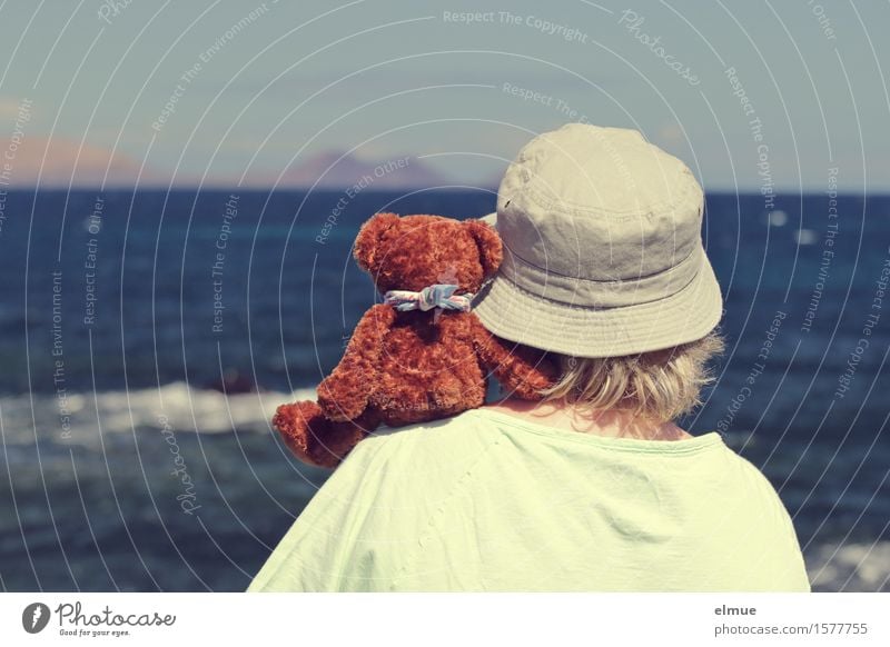 Teddy Per on holiday (6) Woman Adults 1 Human being Sky Coast Ocean Horizon Toys Teddy bear Cuddly toy Hat Observe Relaxation To hold on Communicate Looking Sit