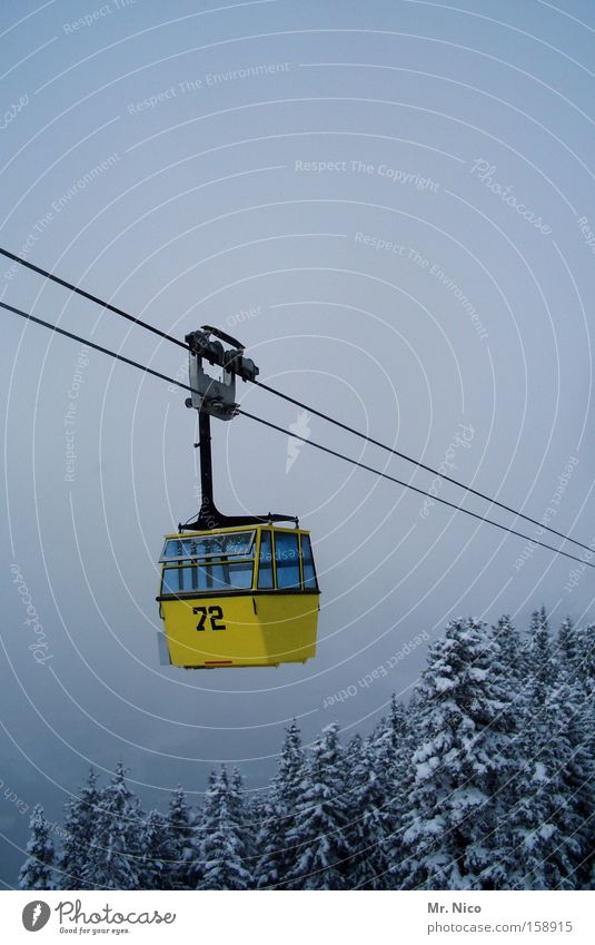 air taxi Cable car Passenger traffic Ski resort Yellow Hover Winter Wasted journey Downward Upward Treetop Wire cable Aviation Gondola