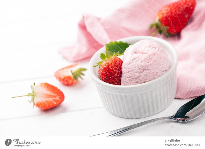strawberry ice cream Food Yoghurt Dairy Products Dessert Ice cream Candy Nutrition Eating To have a coffee Vegetarian diet Diet Italian Food Spoon Healthy