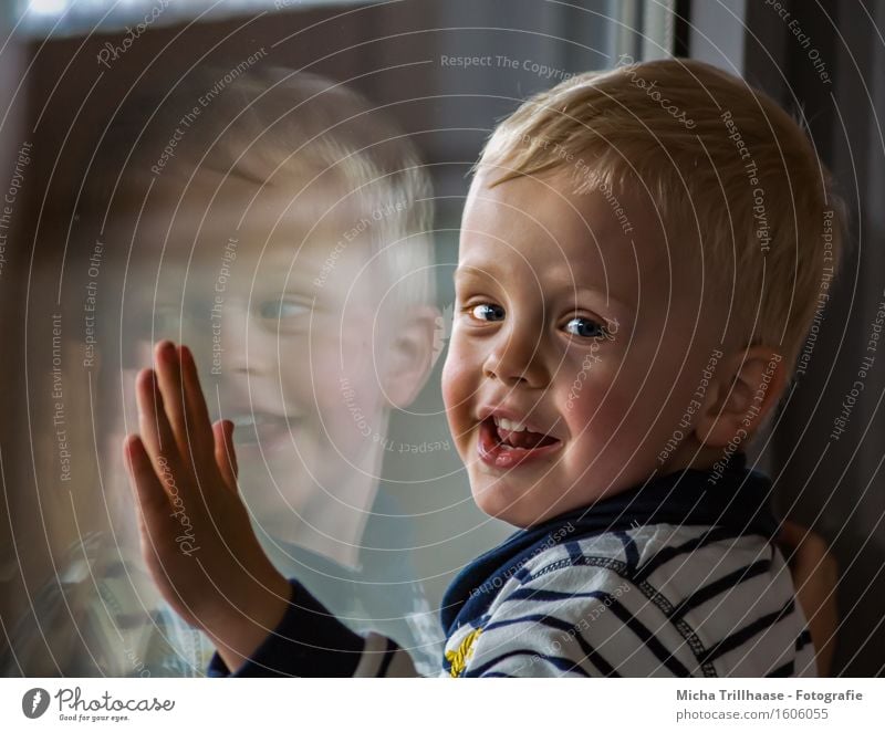 mirror image Face Parenting Kindergarten Child Human being Masculine Boy (child) Infancy 1 3 - 8 years Window Blonde Short-haired Glass Laughter Illuminate