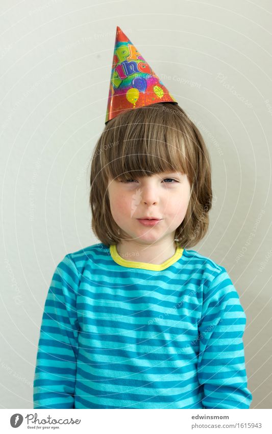 Happy Birthday Joy Leisure and hobbies Feasts & Celebrations Masculine Child Boy (child) Infancy Face 1 Human being 3 - 8 years Accessory Hat Blonde Paper