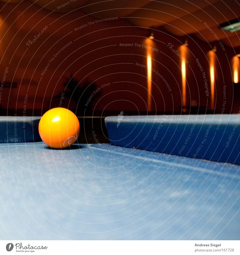 Zack and in! Pool (game) Sphere Yellow Blue Contrast Entertainment Playing Joy Bar Roadhouse Confine Hollow Bag Gastronomy Leisure and hobbies billiard