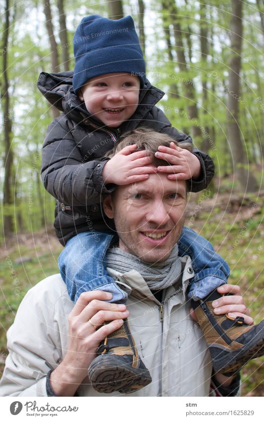 Daddy carries son Leisure and hobbies Trip Hiking Human being Child Toddler Boy (child) Parents Adults Father Family & Relations Infancy Life 2 1 - 3 years