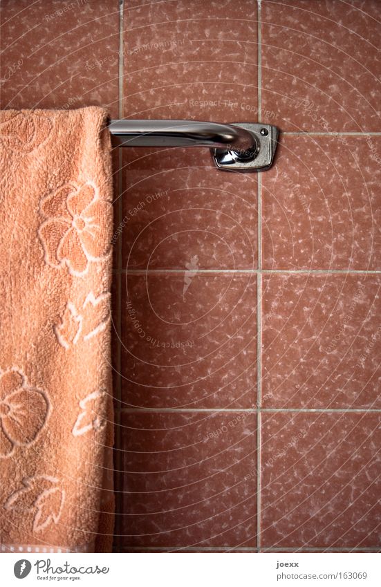 Ladies Bath Old fashioned Pink Bathroom Tile Seam Towel Arrangement Meticulous Clean Seventies Household Decoration accurate towel rail