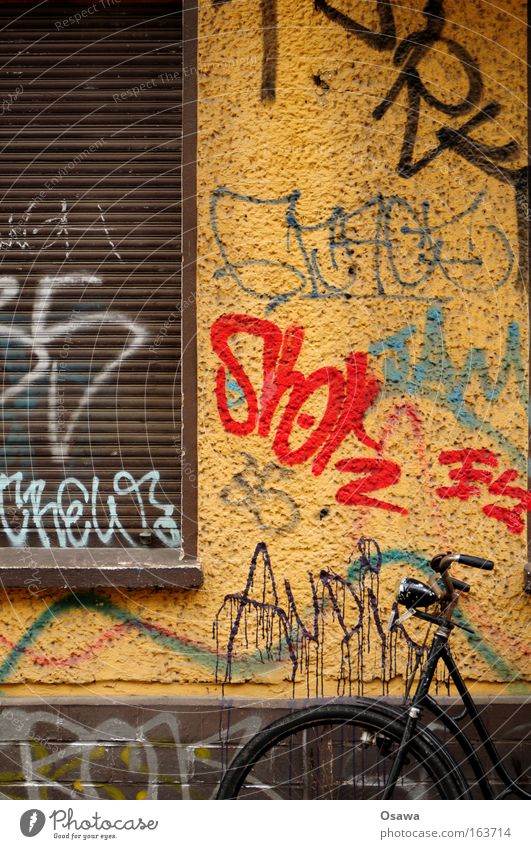 |_ Wall (building) Window Bicycle Bicycle handlebars Handlebars Wheel Old building Facade Graffiti Damage to property Art Venetian blinds Decline Redevelop