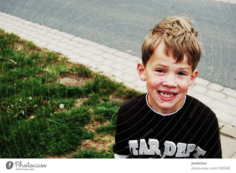 Lennart. Colour photo Exterior shot Day Portrait photograph Looking into the camera Boy (child) Skin Head Hair and hairstyles Face Ear Nose Mouth Lips Teeth