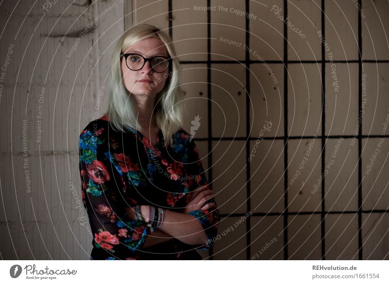 Jule and the tiles. Style Human being Feminine Young woman Youth (Young adults) 1 18 - 30 years Adults Wall (barrier) Wall (building) Fashion Eyeglasses Blonde