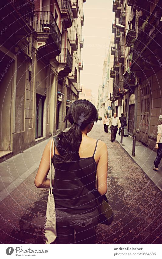 In the streets of Barcelona Feminine 1 Human being 13 - 18 years Youth (Young adults) 18 - 30 years Adults Joy Happy Discover Tourism Tourist Pouch Black-haired