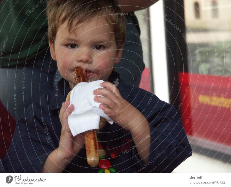 Child with grill sausage Sausage Barbecue (event) Street party Man Boy (child) Nutrition