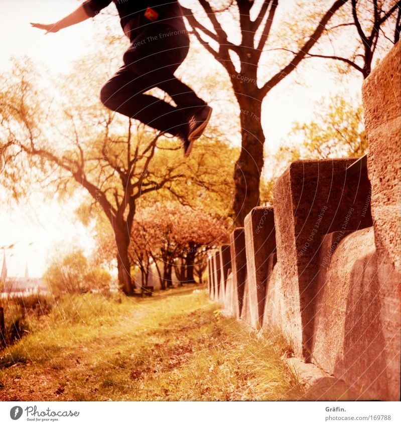[[HH04.09] hüüüpf Jump Lomography Hop Flying To fall Wall (barrier) Grass Lawn Joy Man Sneakers Tree Alster Medium format Analog Elegant Tall Acrobatics