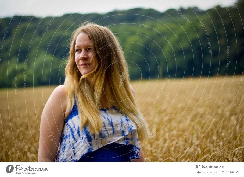 Jacki and the field. Human being Feminine Young woman Youth (Young adults) Hair and hairstyles Face 1 18 - 30 years Adults Environment Nature Landscape Summer