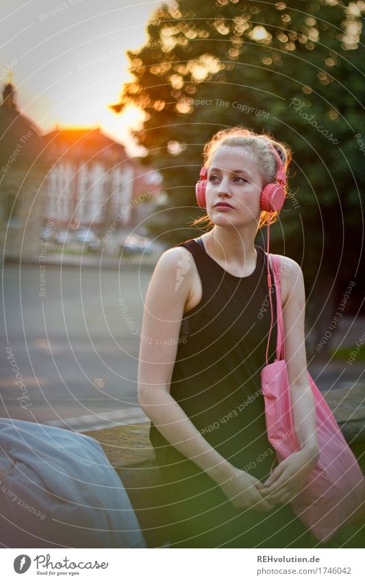 Alexa Cityhipster. Lifestyle Style Leisure and hobbies Entertainment electronics Human being Feminine Young woman Youth (Young adults) 1 18 - 30 years Adults