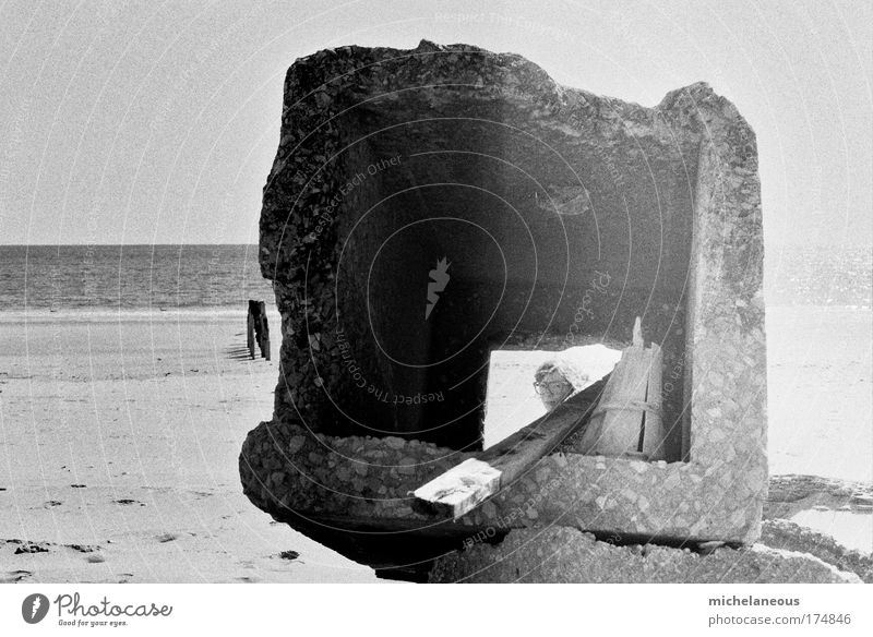 peep-box Black & white photo Exterior shot Copy Space left Day Sunlight Long shot Looking into the camera 1 Human being Sand Coast Optimism