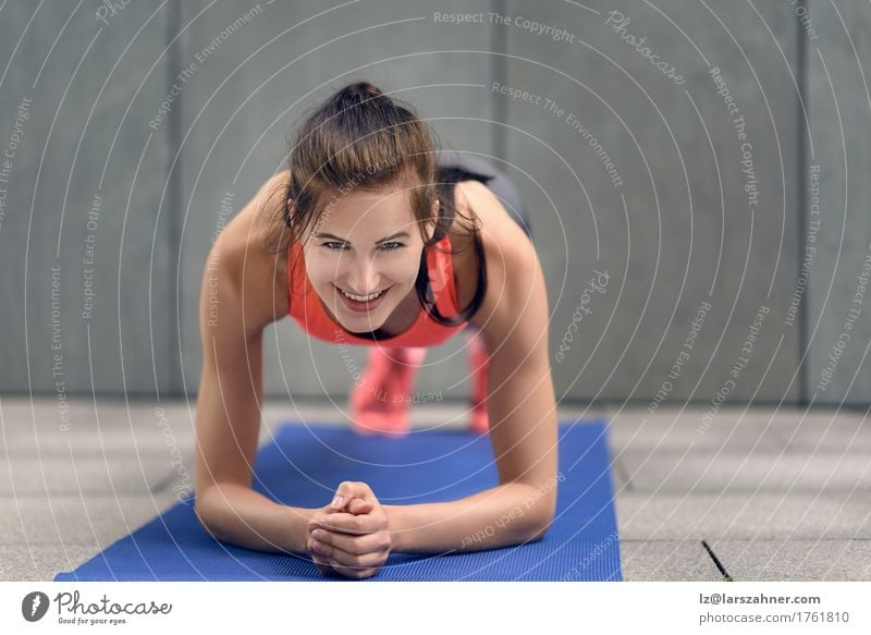 Fit young woman doing planks Lifestyle Happy Body Face Sports Woman Adults 1 Human being 18 - 30 years Youth (Young adults) Brunette Fitness Smiling athlete
