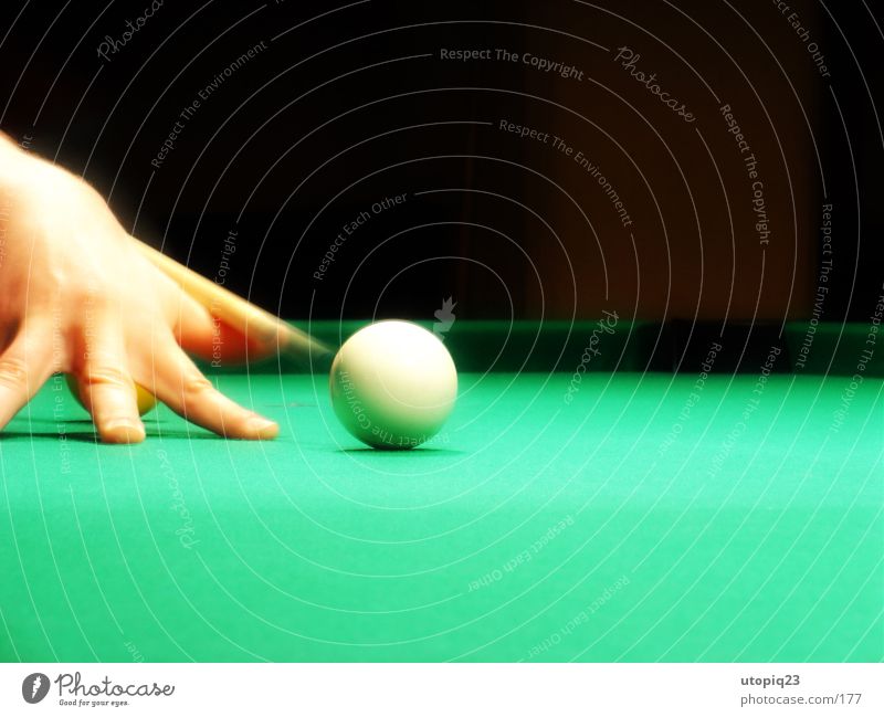 kickoff Queue Swimming pool Pool (game) Kick off Snooker White Hand Fingers Green Black Sphere billiard cloth Movement