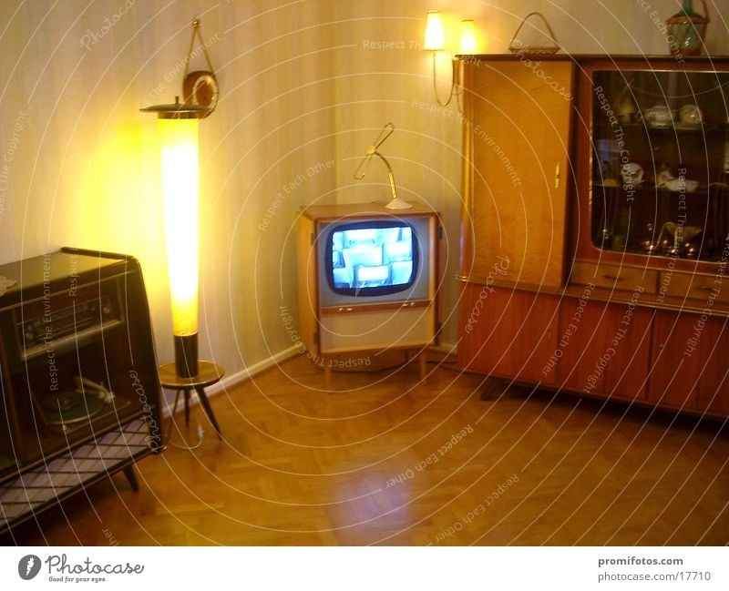Living room in the style of the 50s with tube television. Photo: Alexander Hauk Joy Flat (apartment) Furniture Lamp Clock Historic The fifties from that years.