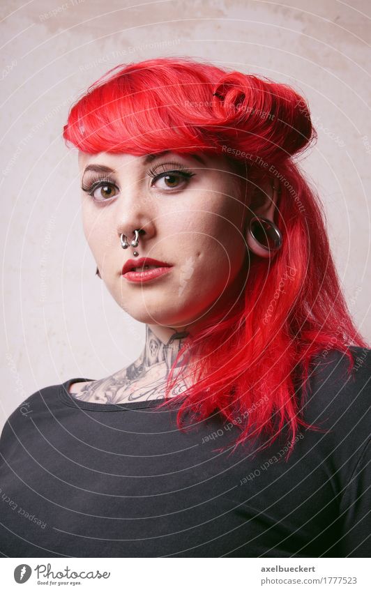 girl with piercings and tattoos Lifestyle Style Human being Feminine Young woman Youth (Young adults) Woman Adults 1 18 - 30 years Youth culture Subculture Punk