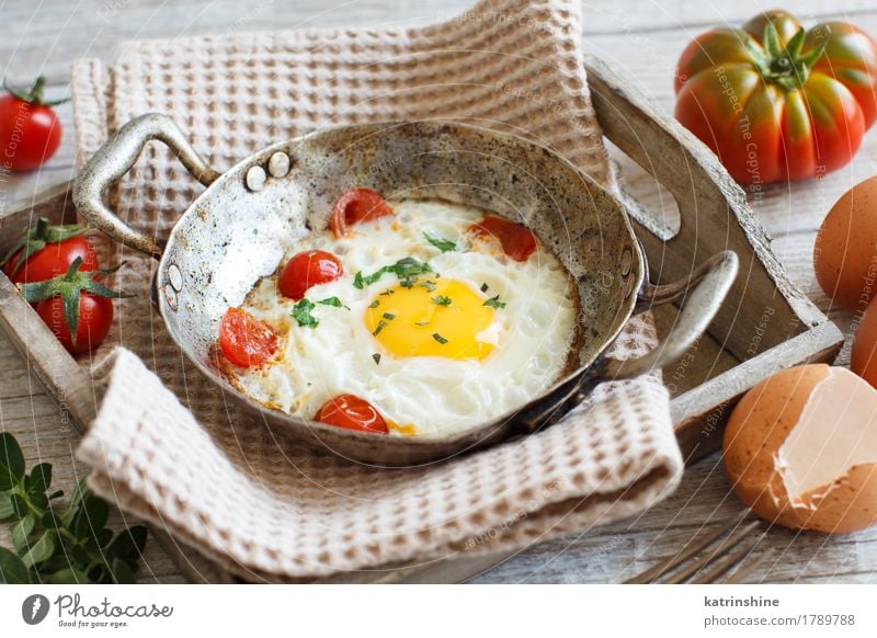 Fried egg with tomatoes and herbs Food Vegetable Nutrition Breakfast Dinner Pan Wood Fragrance Fresh Bright Yellow Green Red Cholesterol Eggshell Frying Meal