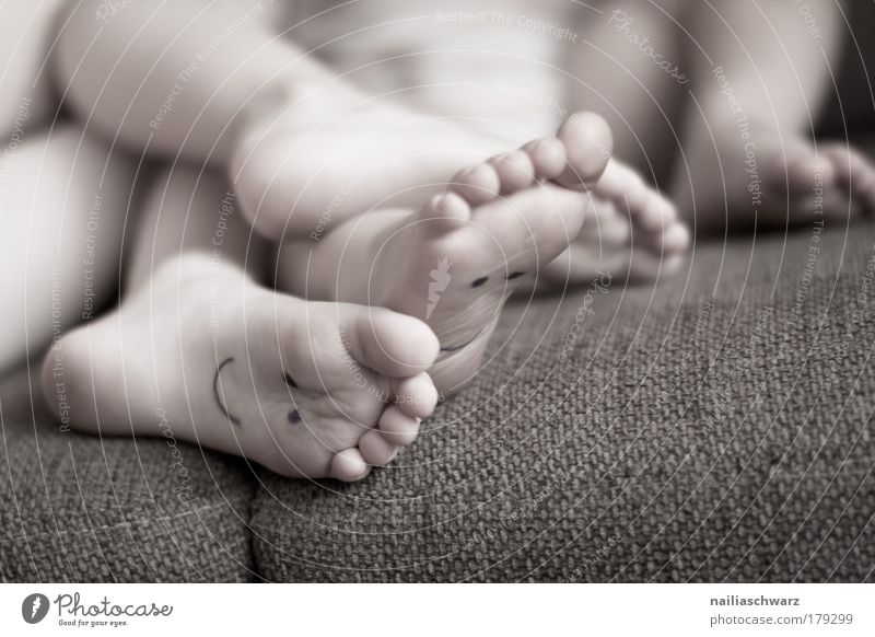 Feet on the couch :-) Human being Masculine Baby Toddler Girl Boy (child) Legs 2 1 - 3 years 3 - 8 years Child Infancy Touch Relaxation Lie Playing Happiness