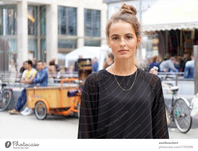 young woman downtown Lifestyle Shopping Human being Feminine Young woman Youth (Young adults) Woman Adults 1 Crowd of people 18 - 30 years Small Town Downtown