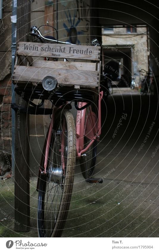 ...joy Prenzlauer Berg Berlin Town Capital city Downtown Old town Bicycle Joy Wheel Crate Wine Colour photo Exterior shot Deserted