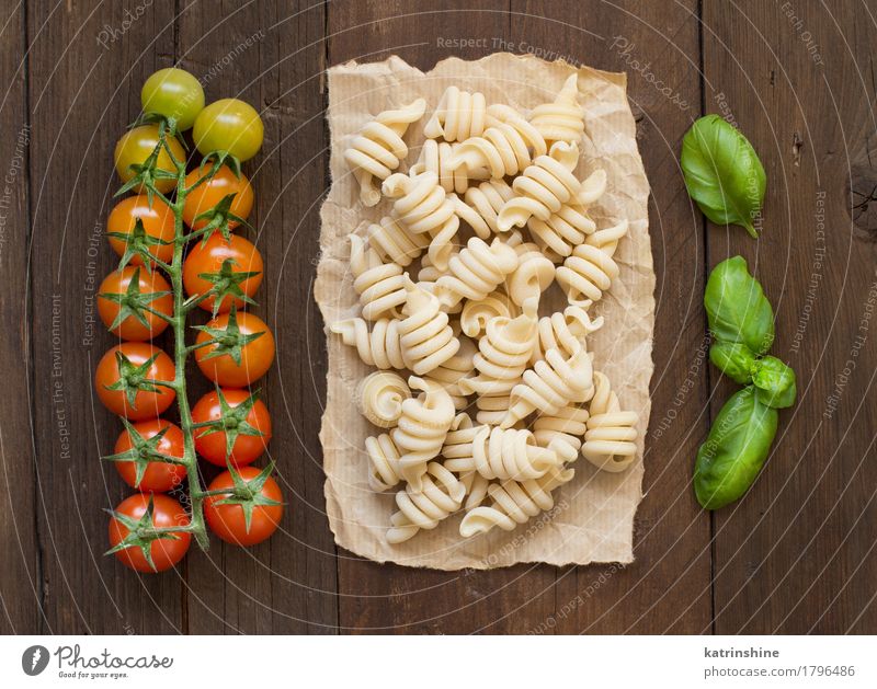 Whole wheat pasta, tomatoes and basil Food Vegetable Dough Baked goods Herbs and spices Vegetarian diet Diet Dark Fresh Brown Green Red Basil Cooking Culinary