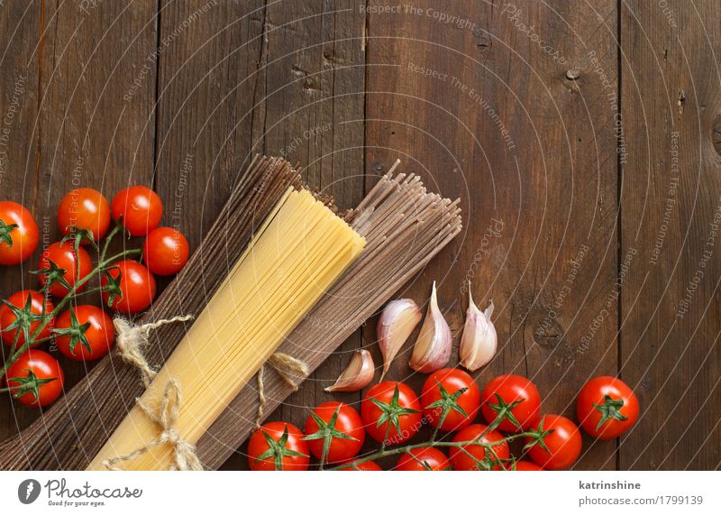 Three types of spaghetti, tomatoes and garlic Vegetable Dough Baked goods Nutrition Italian Food Table Brown Red country Cooking Culinary food Ingredients