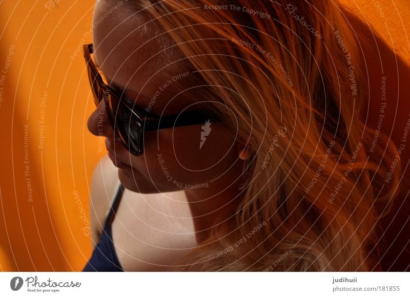 Naranja Wallpaper Human being Feminine Young woman Youth (Young adults) Head Hair and hairstyles Face 1 18 - 30 years Adults Wall (barrier) Wall (building)