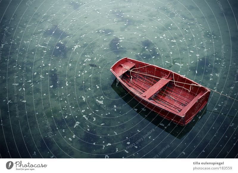 (k)a bright red rubber boat Colour photo Exterior shot Deserted Copy Space left Copy Space top Copy Space bottom Neutral Background Day Bird's-eye view