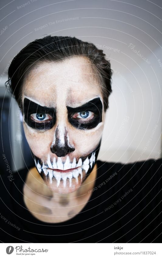 Day of the Dead Entertainment Party Carnival Hallowe'en Woman Adults Life Face 1 Human being 30 - 45 years Make-up Stage make-up Death's head Mask Looking