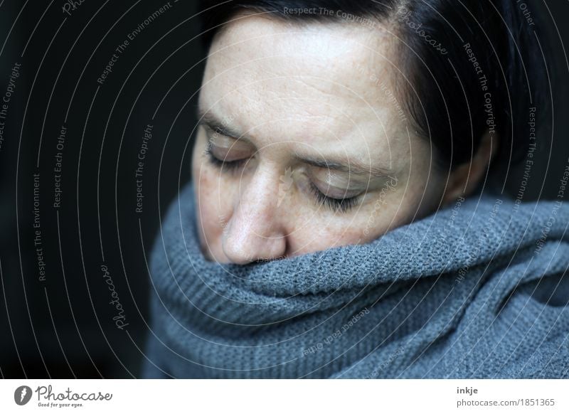 * yawn* Lifestyle Leisure and hobbies Woman Adults Face 1 Human being 30 - 45 years Scarf Knitting pattern Sleep Dream Sadness Cold Cuddly Illness Warmth Soft