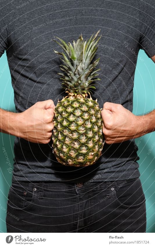 Making pineapples II Food Fruit Pineapple Organic produce Vegetarian diet Diet Human being Masculine Young man Youth (Young adults) Man Adults 1 18 - 30 years