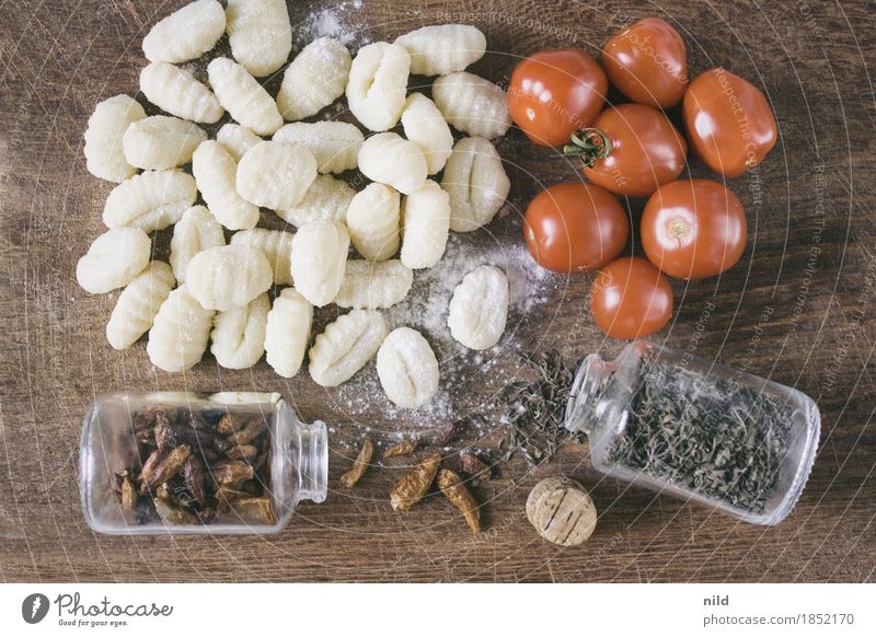 Gnocchi 3 Food Chili Tomato Herbs and spices Nutrition Dinner Organic produce Vegetarian diet Italian Food Chopping board To enjoy Healthy Delicious