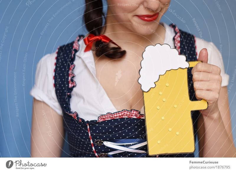 O'zapft is! (07) Feminine Young woman Youth (Young adults) Woman Adults 1 Human being 18 - 30 years 30 - 45 years Tradition Beer garden Oktoberfest Munich