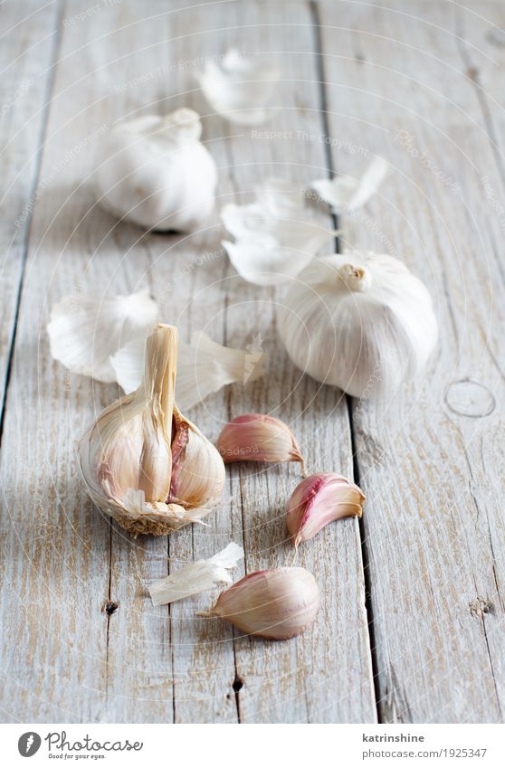 Organic garlic on the old wooden table Vegetable Herbs and spices Vegetarian diet Table Old Fresh Gray White Decline bulb Clove food Garlic healthy Meal Onion