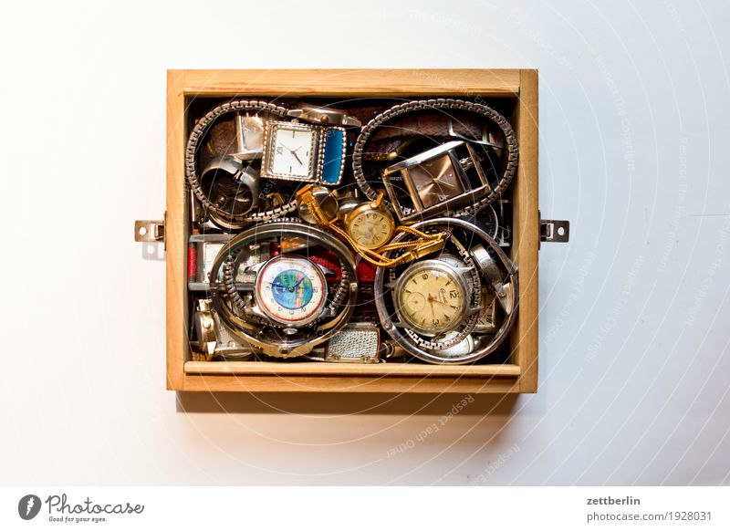 genome Souvenir Precious stone Legacy case Remember Gold Treasure Treasure chest Crate Carton Jewellery Clock Wristwatch Chain Necklace Ring Copy Space
