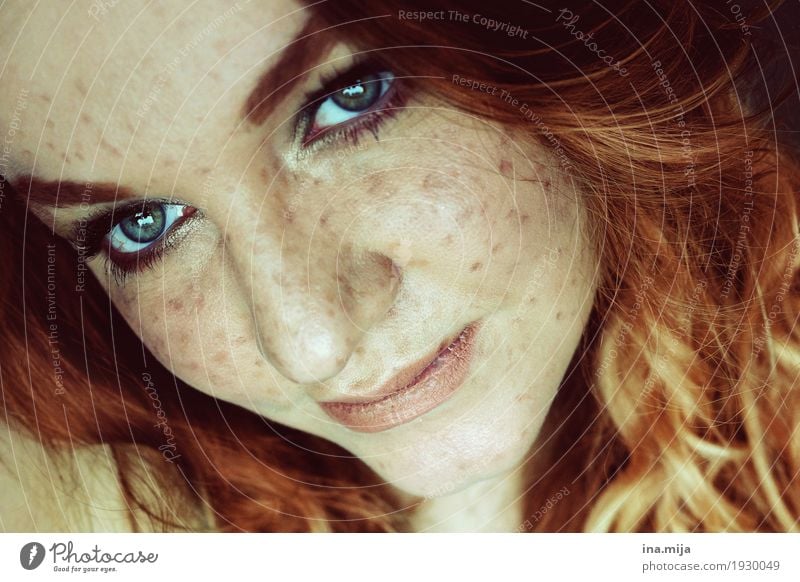 Woman with freckles Human being Feminine Young woman Youth (Young adults) Adults Life Hair and hairstyles Face 1 18 - 30 years 30 - 45 years Red-haired