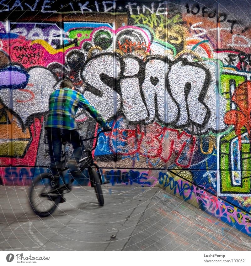 Towards the wall Human being Masculine Youth (Young adults) 1 13 - 18 years Child Youth culture BMX bike Wall (building) Graffiti Dynamics Concrete