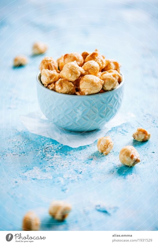 Salted caramel popcorn Popcorn Caramel Salty Candy Maize Nibbles Crisp Healthy Eating Dish Food photograph Sugar Nutrition Blue Yellow Sweet Bowl Delicious