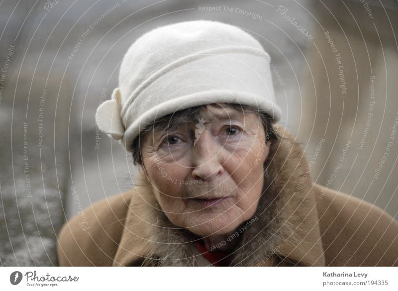 Grandma looks at nach´m right Woman Adults Female senior Grandmother Senior citizen 1 Human being 60 years and older Clothing Coat Pelt Hat Cap Black-haired