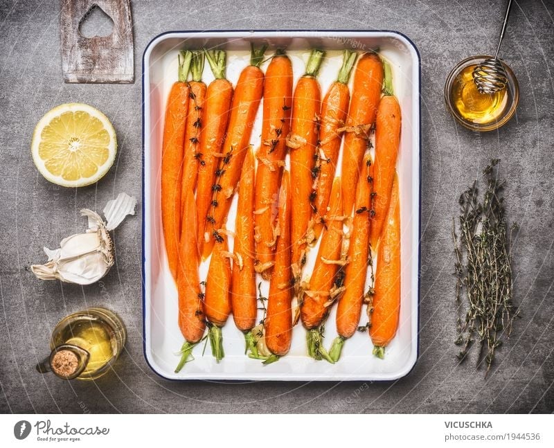 Carrots with thyme, garlic, lemon and honey on a baking tray Food Vegetable Herbs and spices Cooking oil Nutrition Lunch Dinner Banquet Organic produce