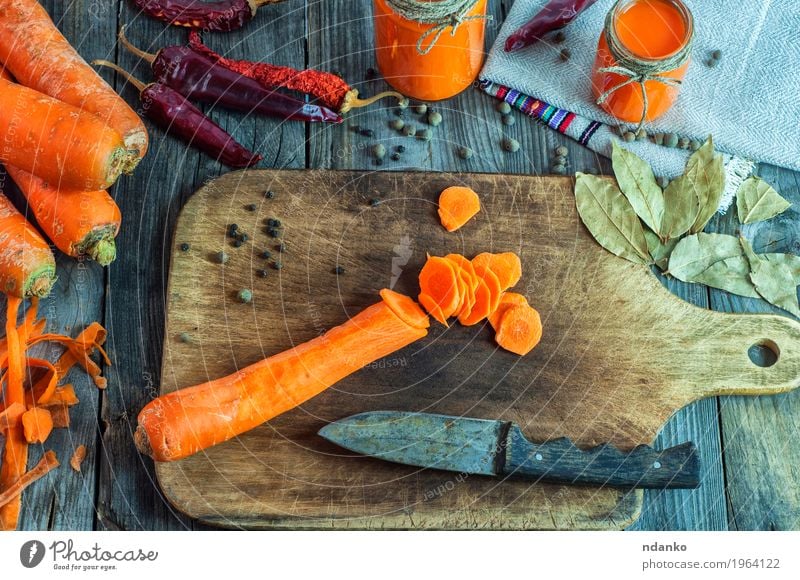 Sliced carrots on a chopping board Food Vegetable Herbs and spices Nutrition Eating Vegetarian diet Diet Beverage Juice Knives Table Nature Wood Fresh Natural
