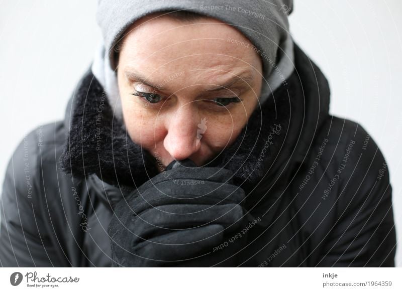 chill Lifestyle Style Woman Adults Head Face Hand 1 Human being 30 - 45 years 45 - 60 years Jacket Coat Winter coat Gloves Cap Freeze Cold Climate Senses Heat