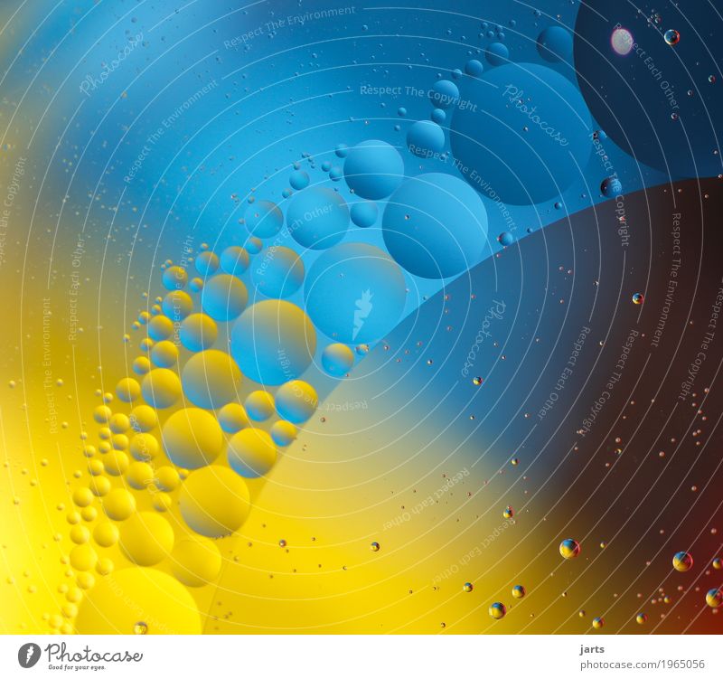 round Water Swimming & Bathing Fluid Wet Round Blue Yellow Creativity Bubble Play of colours Colour photo Multicoloured Studio shot Close-up Detail