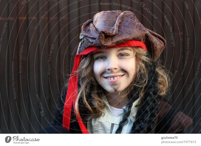 Mini Jack Sparrow Carnival Child Boy (child) Infancy Life 1 Human being 8 - 13 years Hat Headscarf Blonde Long-haired Curl Facial hair Moustache Smiling Happy