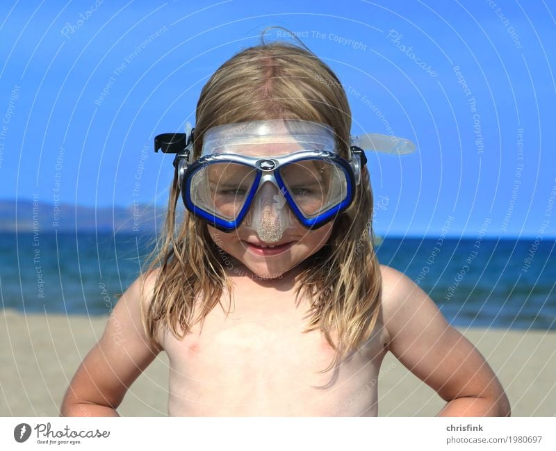 Child with diving goggles on the beach Vacation & Travel Summer Summer vacation Sun Beach Ocean Aquatics Dive Human being Head 1 3 - 8 years Infancy Water